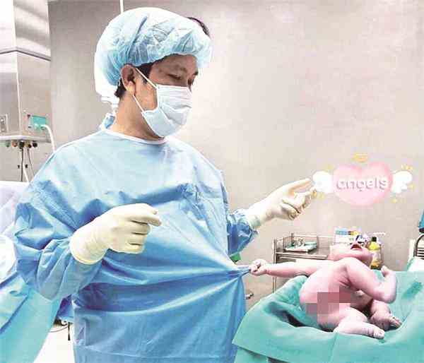 越南医院上演罕见一幕新生儿抓住医生衣服不撒手